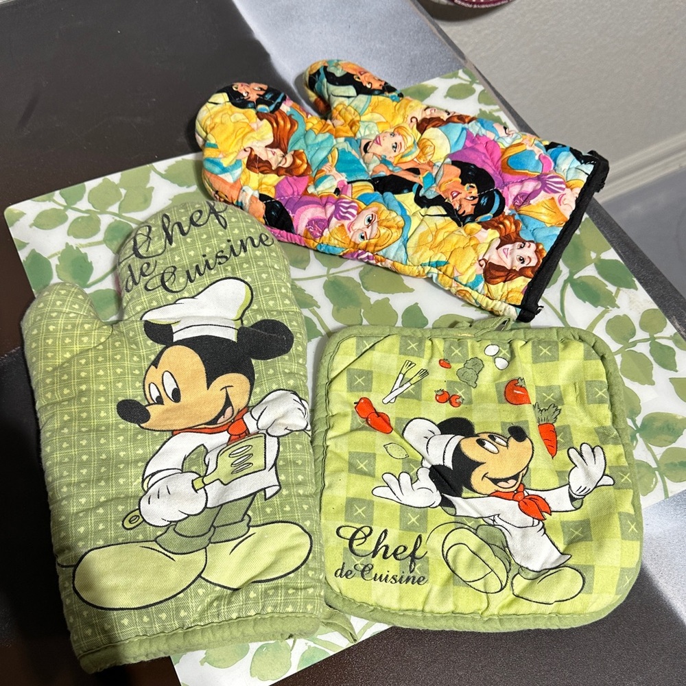 Disney 3-Piece Oven Mitts Set